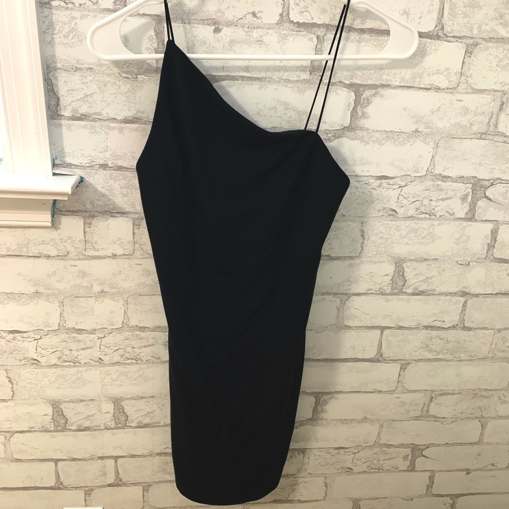 One-shoulder body con dress 🖤💚